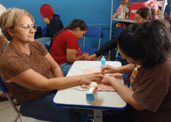 Curso de manicure e pedicure leva capacitação para mulheres da Vila Popular Curso de manicure e pedicure leva capacitação para mulheres da Vila Popular