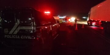 Homem morre após ser atropelado por carreta