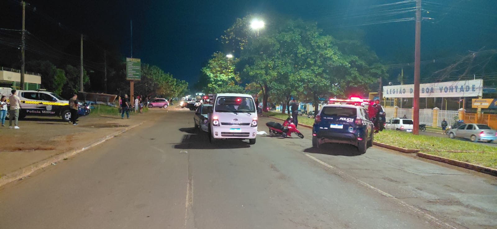 Motociclista morre após ser prensada entre carro e caminhão na Gunter Hans