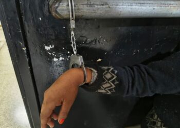 Mulher esfaqueia homem após ele tentar agarrar adolescente