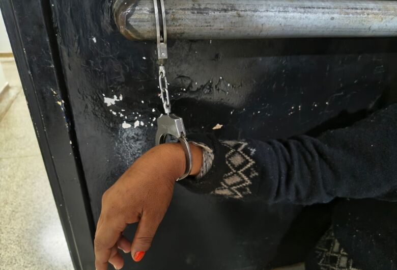 Mulher esfaqueia homem após ele tentar agarrar adolescente