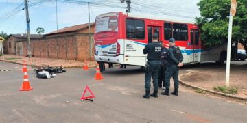 Motociclista de 19 anos morre após bater contra ônibus em cruzamento