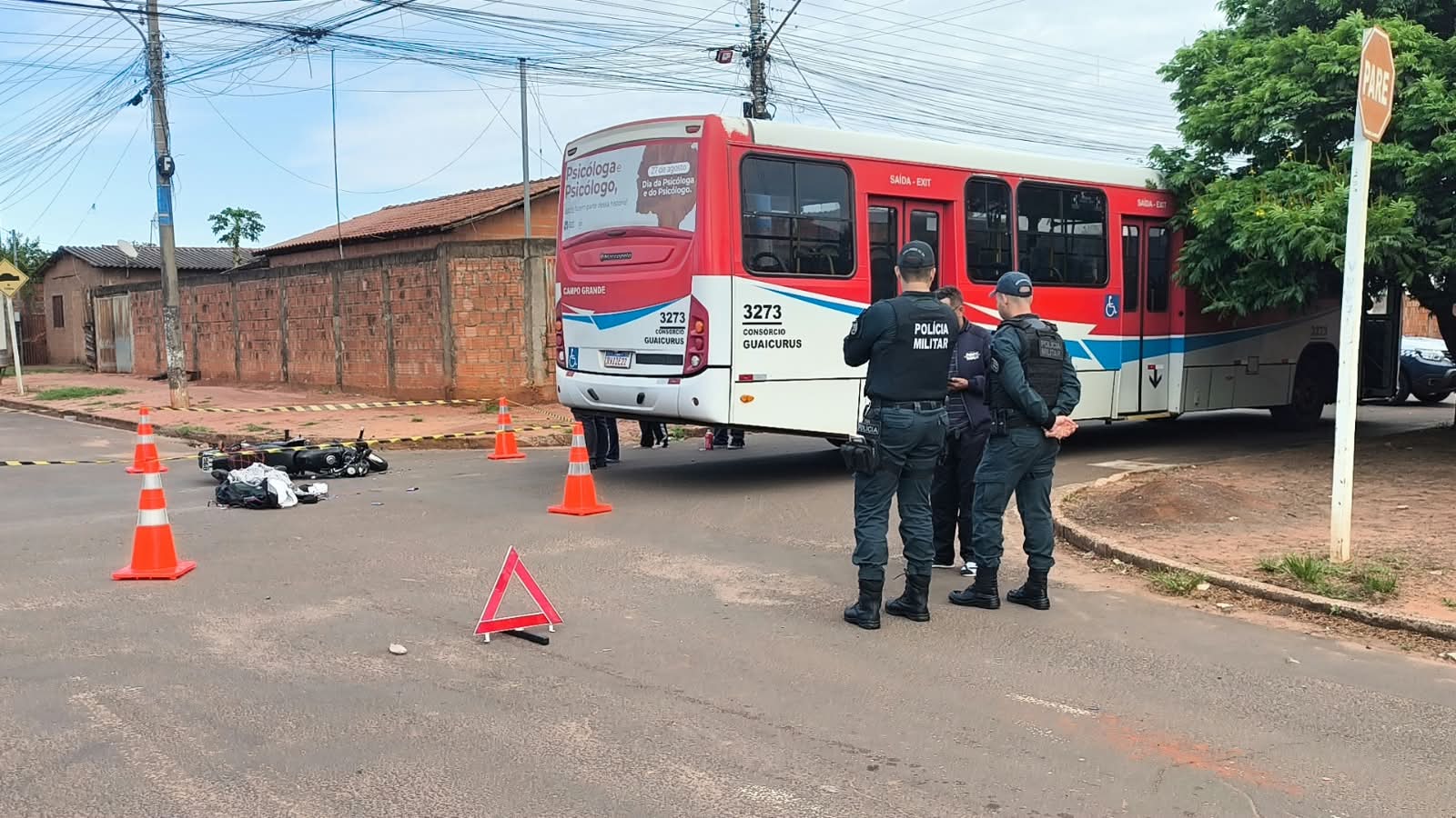 Motociclista de 19 anos morre após bater contra ônibus em cruzamento