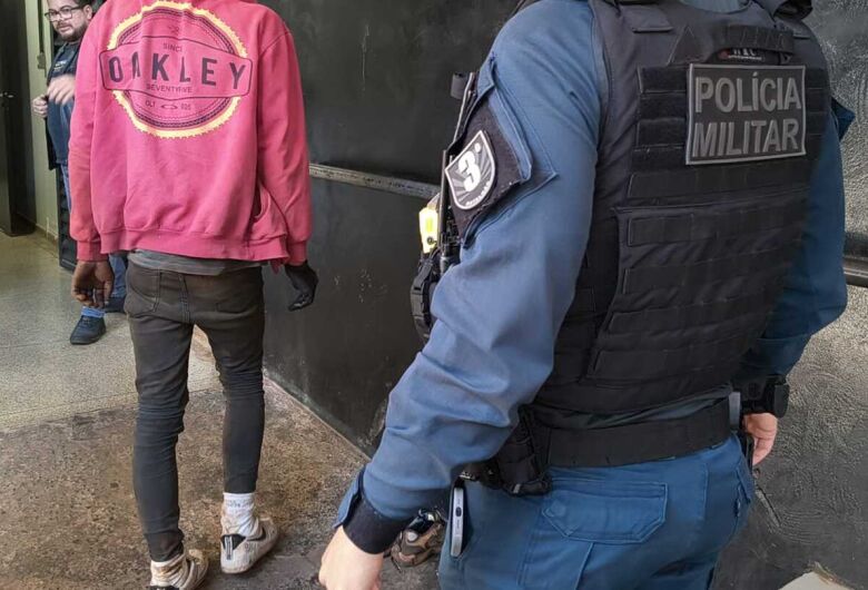 Caminhoneiro persegue e detém suspeito após furto de fios