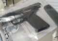 Homem é preso com pistola 9mm escondida sob colchão Homem é preso com pistola 9mm escondida sob colchão
