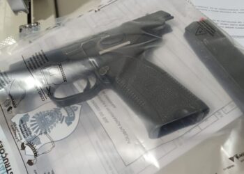Homem é preso com pistola 9mm escondida sob colchão Homem é preso com pistola 9mm escondida sob colchão