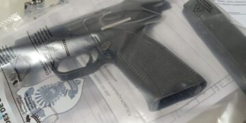 Homem é preso com pistola 9mm escondida sob colchão