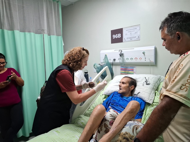 Em cuidados paliativos, paciente realiza desejo de comer mousse antes de voltar para casa