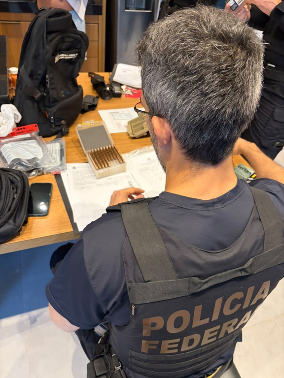 Armas e munições são apreendidas em investigação sobre fraude em registros de CACs