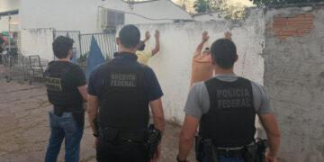 Cão farejador encontra 1,3 quilo de ecstasy em encomenda e dois são presos em Corumbá