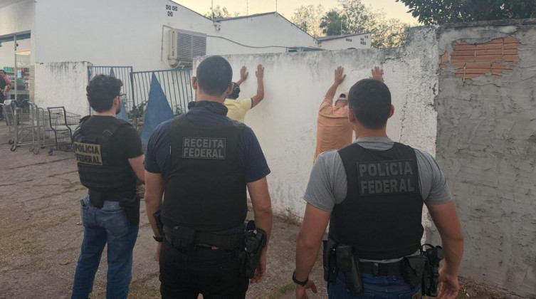 Cão farejador encontra 1,3 quilo de ecstasy em encomenda e dois são presos em Corumbá