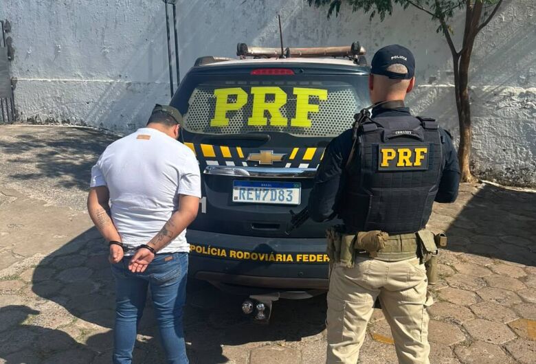 Foragido por execução de jovemem garagem é preso pela PRF na fronteira