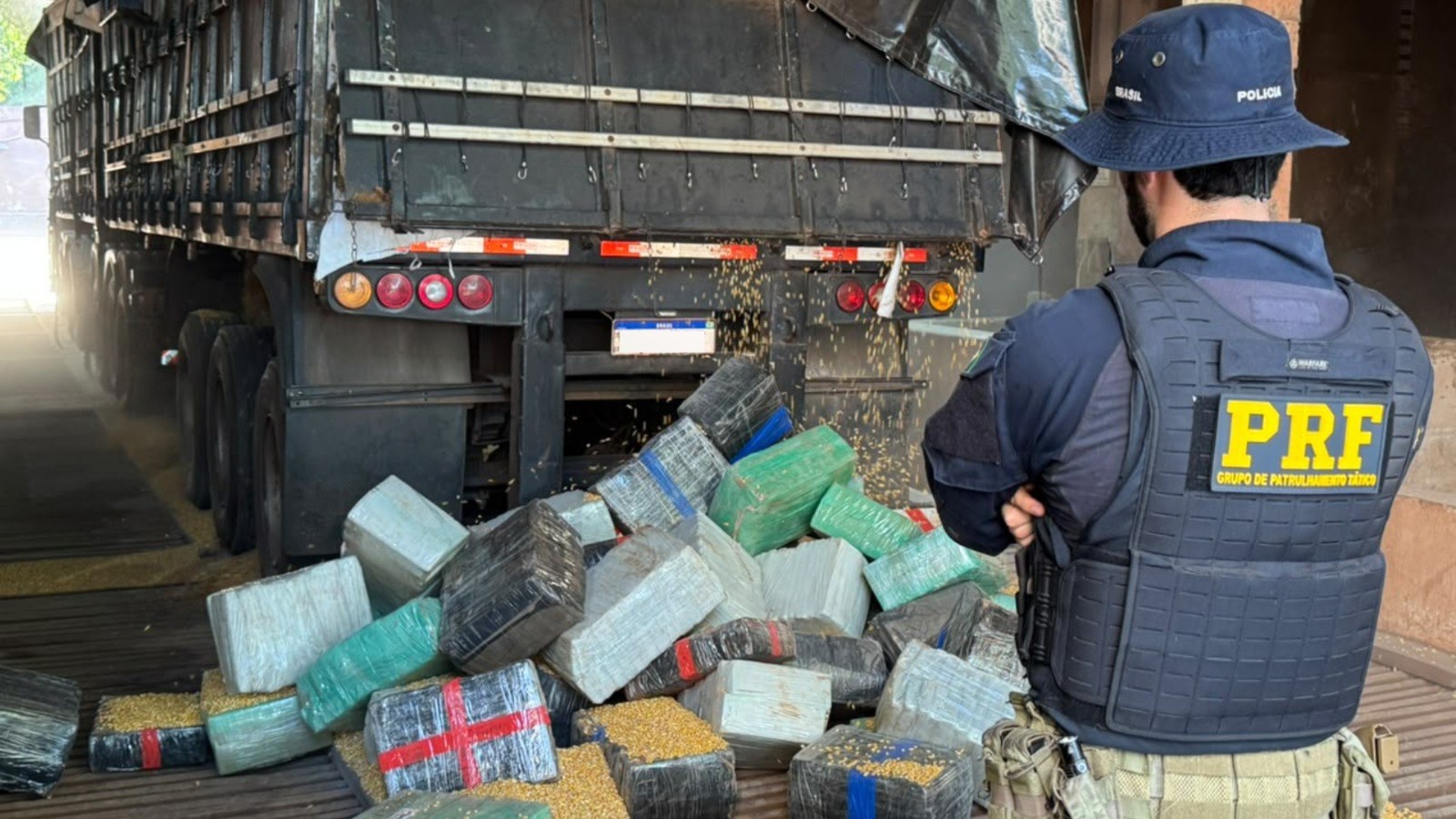Carreta carregada com milho escondia mais de 5 toneladas de maconha em MS