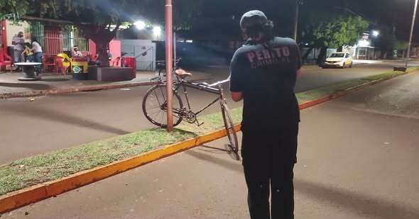 Idoso fica gravemente ferido após ser atropelado enquanto andava de bicicleta