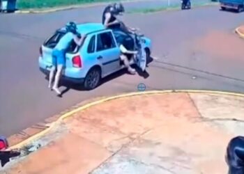 Motociclista bate em carro parado e garupa é lançada sobre veículo Motociclista bate em carro parado e garupa é lançada sobre veículo