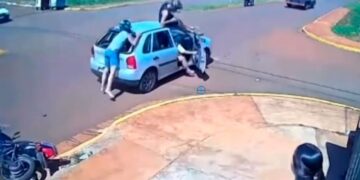 Motociclista bate em carro parado e garupa é lançada sobre veículo