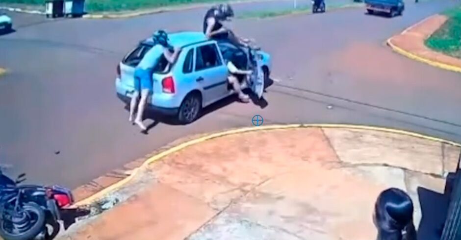 Motociclista bate em carro parado e garupa é lançada sobre veículo
