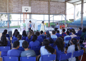 Teatro leva prevenção à violência doméstica para alunos de escolas públicas Teatro leva prevenção à violência doméstica para alunos de escolas públicas