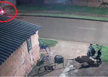 Dupla é presa após ataque a tiros e pistola é apreendida Dupla é presa após ataque a tiros e pistola é apreendida