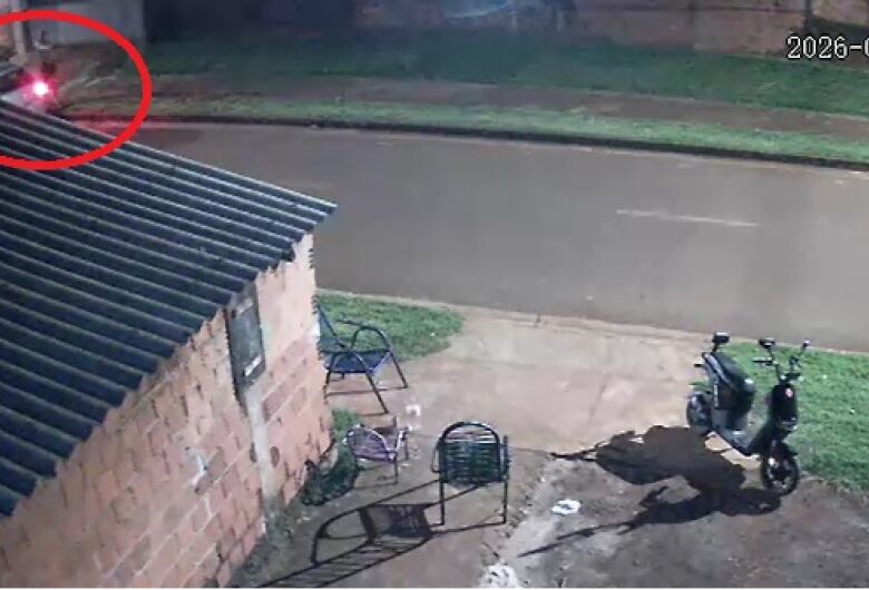 Dupla é presa após ataque a tiros e pistola é apreendida