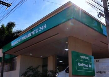 Mulher é atingida por bala perdida dentro de casa