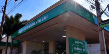 Mulher é atingida por bala perdida dentro de casa
