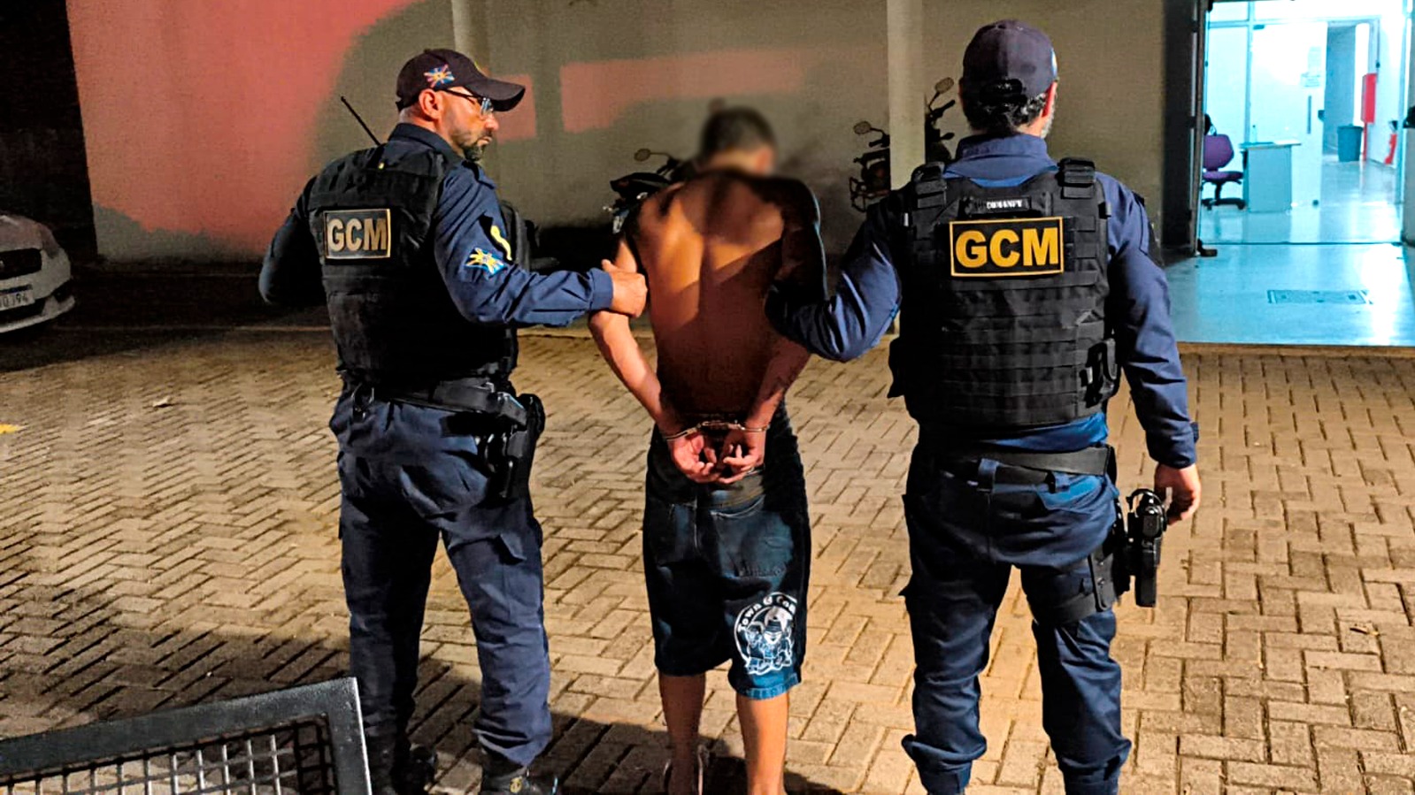 Após agressão, mulher denuncia companheiro que teria tentado conseguir revólver