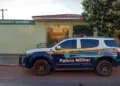 Homem é esfaqueado pela esposa após discussão e mulher foge