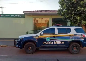 Homem é esfaqueado pela esposa após discussão e mulher foge