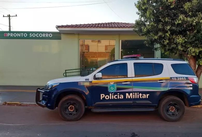 Homem é esfaqueado pela esposa após discussão e mulher foge