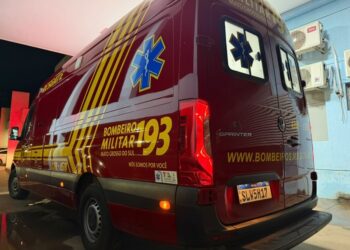 Homem é baleado na cabeça em ataque a tiros em praça Homem é baleado na cabeça em ataque a tiros em praça