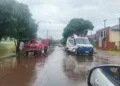Ambulância bate durante socorro a vítima de queda em meio a temporal