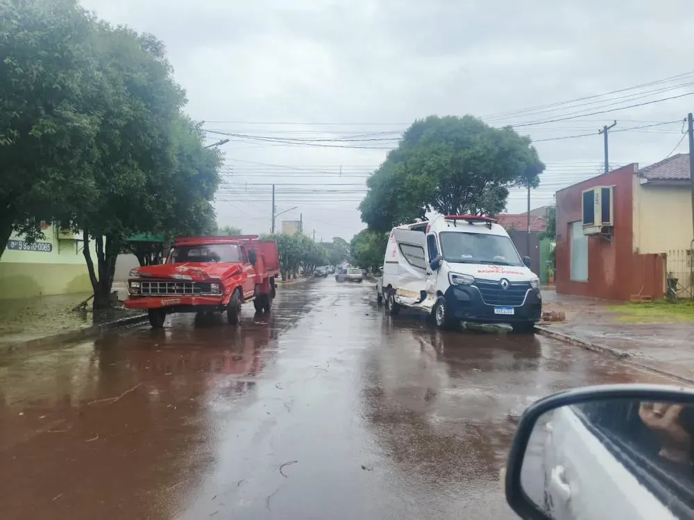 Ambulância que levava paciente ao hospital se envolve em acidente
