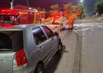 Mulher morre atropelada enquanto recebia ajuda após cair na rua Mulher morre atropelada enquanto recebia ajuda após cair na rua