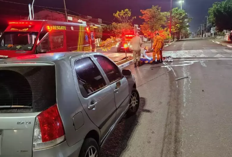 Mulher morre atropelada enquanto recebia ajuda após cair na rua