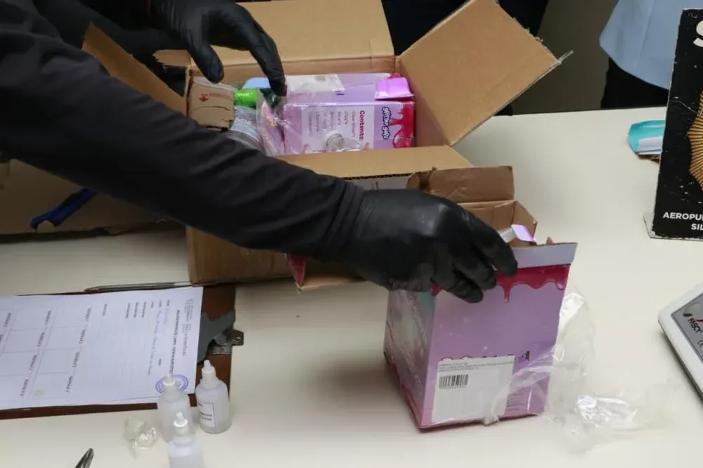 Maconha é escondida em brinquedos e apreendida em encomenda dos EUA no Paraguai