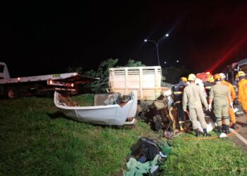 Caminhão capota, passageiro morre e motorista fica preso às ferragens Caminhão capota, passageiro morre e motorista fica preso às ferragens