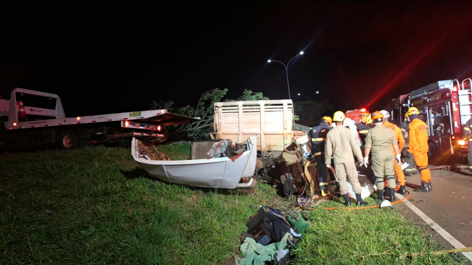 Caminhão capota, passageiro morre e motorista fica preso às ferragens