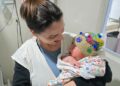 Toucas malucas levam diversão e acolhimento a pais de bebês internados no HRMS Toucas malucas levam diversão e acolhimento a pais de bebês internados no HRMS