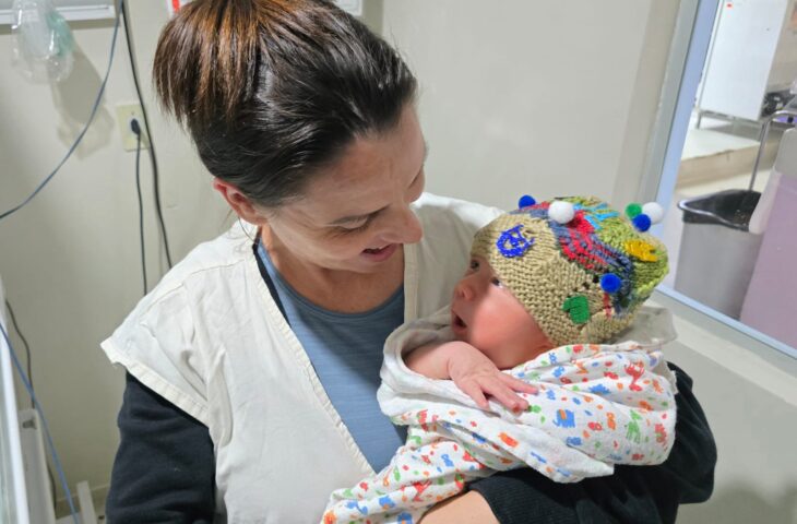 Toucas malucas levam diversão e acolhimento a pais de bebês internados no HRMS