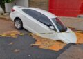 Carro afunda em asfalto recém-reparado na Vila Margarida, em Campo Grande Carro afunda em asfalto recém-reparado na Vila Margarida, em Campo Grande