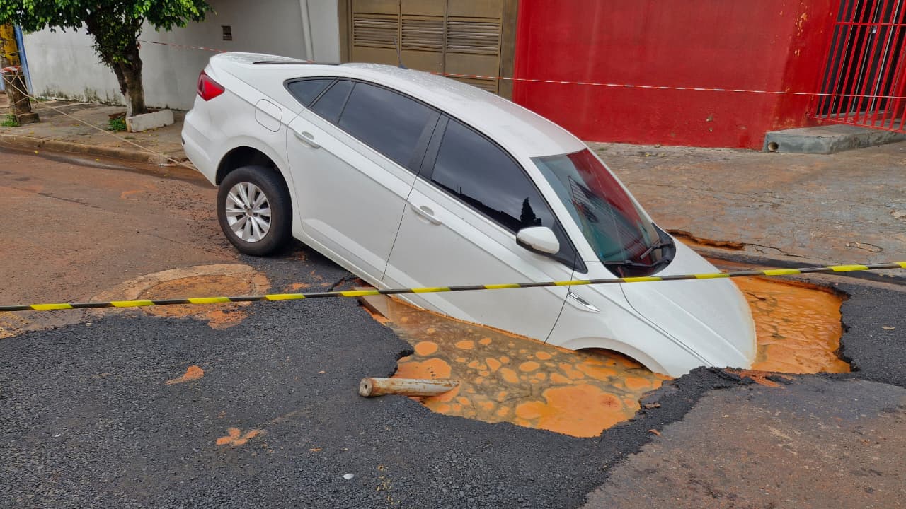 Carro afunda em asfalto recém-reparado na Vila Margarida, em Campo Grande