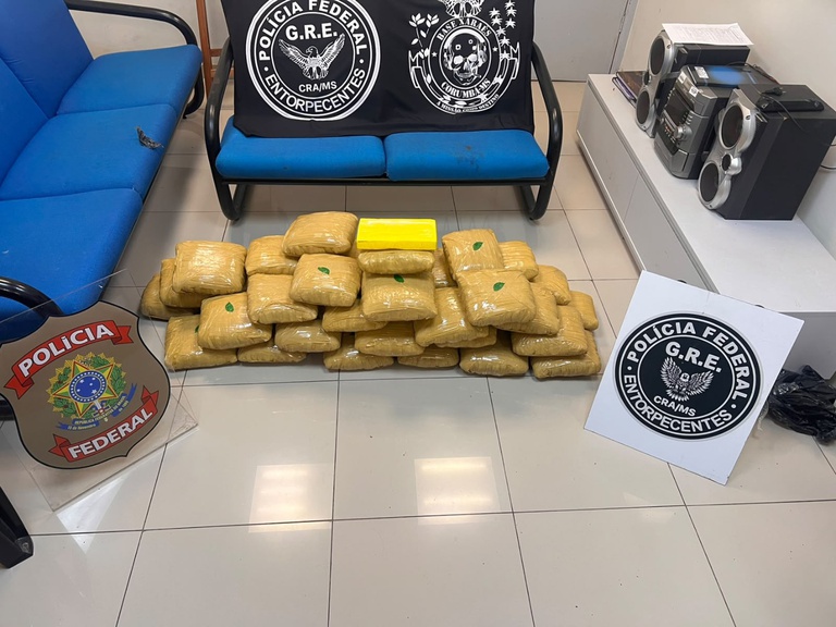 Três são presos enquanto descarregavam 43 kg de drogas de uma casa