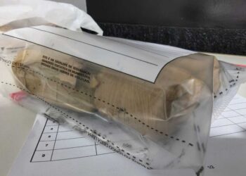 Mulher é presa com tabletes de maconha durante abordagem policial Mulher é presa com tabletes de maconha durante abordagem policial