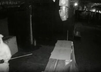 Homem encapuzado invade casa de shows e destrói equipamentos; prejuízo passa de R$ 40 mil Homem encapuzado invade casa de shows e destrói equipamentos; prejuízo passa de R$ 40 mil