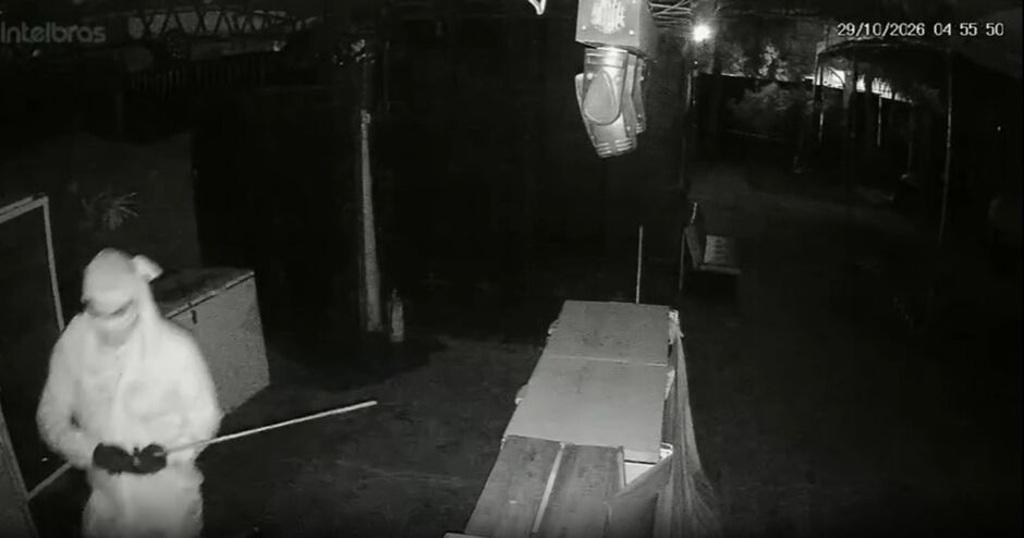 Homem encapuzado invade casa de shows e destrói equipamentos; prejuízo passa de R$ 40 mil