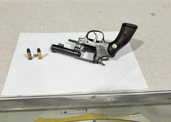 Dois são presos por tentativa de matar três homens durante perseguição e arma é apreendida Dois são presos por tentativa de matar três homens durante perseguição e arma é apreendida