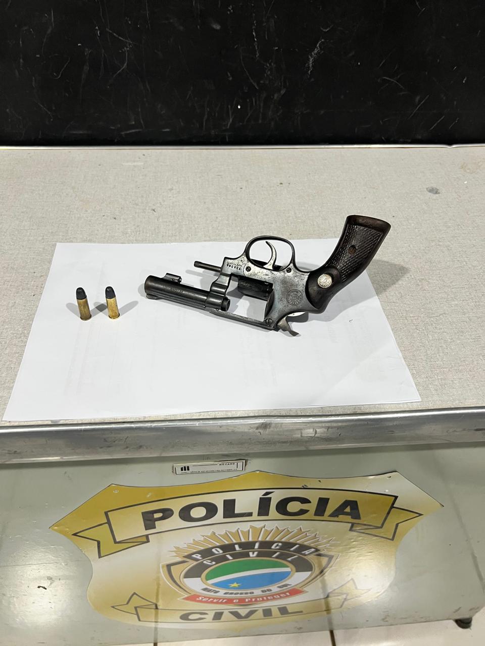Dois são presos por tentativa de matar três homens durante perseguição e arma é apreendida