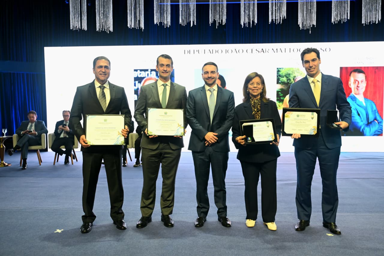 João César Mattogrosso homenageia quatro personalidades em sessão solene da ALEMS