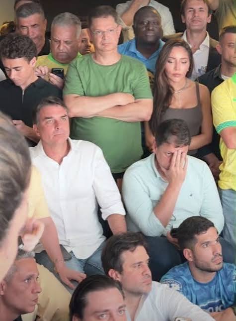 Flávio Bolsonaro diz que foi intimado a entregar passaportes e critica decisão de Xandão